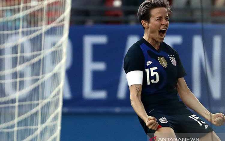 Foto arsip - Bintang sepak bola putri Amerika Serikat Megan Rapinoe dalam foto arsip 11 Maret 2020 ketika bertanding dalam SheBelieves Cup 2020 di Stadion Toyota, Frisco, Texas. ANTARA/AFP/Ronald Martinez/aa. (AFP/RONALD MARTINEZ)