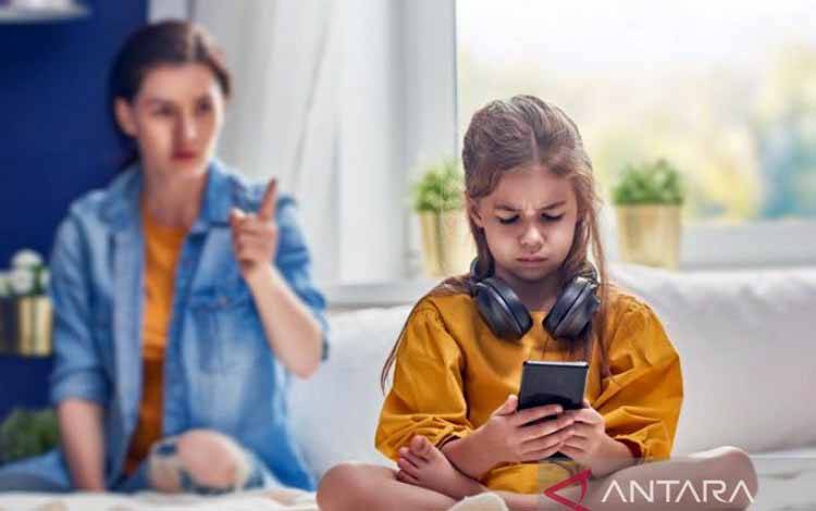 Ilustrasi - Anak yang candu akan gadget. ANTARA/Shutterstock/am.
