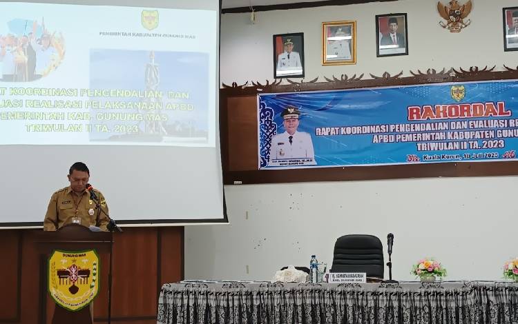 Pj Sekda Gunung Mas Richard saat membacakan sambutan tertulis Bupati Jaya S Monong dalam rakordal realisasi pelaksanaan APBD triwulan II tahun anggaran 2023, Senin, 10 Juli 2023. (FOTO: RISKA YULYANA)