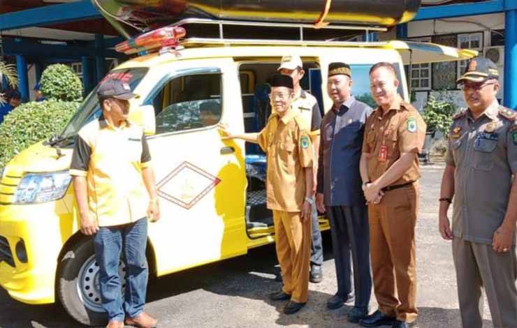 Penyerahan bantuan unit mobil rescue untuk Perkumpulan Damkar Mandiri Kapuas dari Pemkab Kapuas, Senin, 10 Juli 2023. (FOTO: IST)