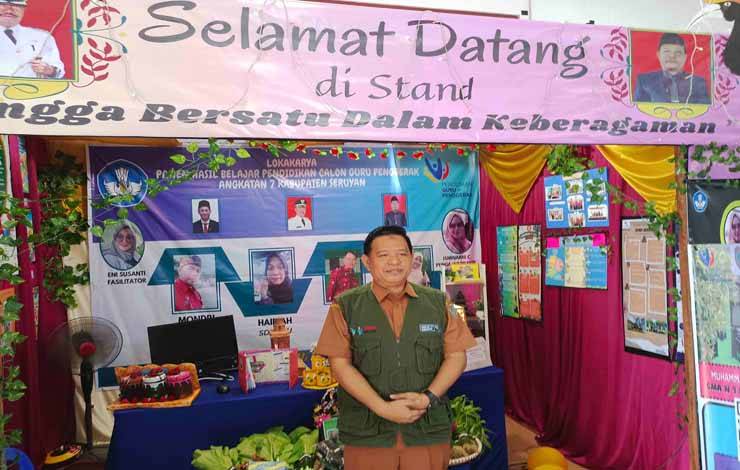 Kepala Dinas Pendidikan Seruyan, Rusdi Hidayat saat berada di salah satu stand pada kegiatan Lokakarya 7 Pendidikan Guru Penggerak Angkatan 7 Kabupaten Seruyan. (Foto: FAHRUL)