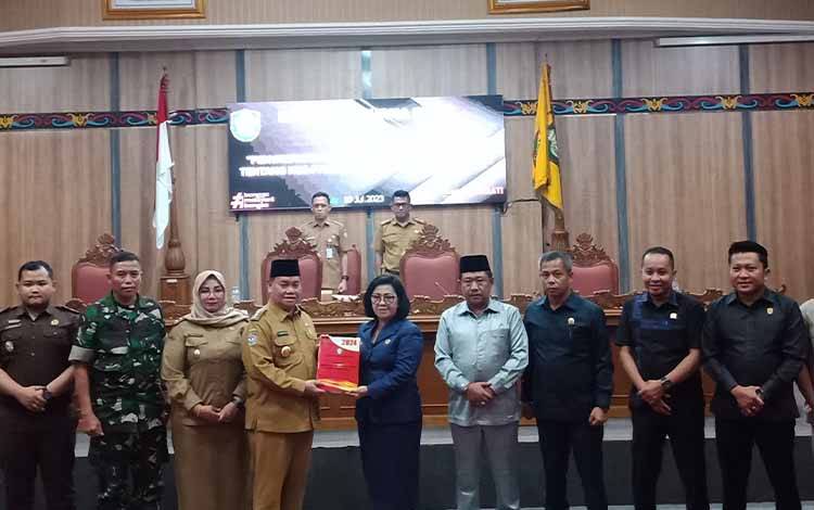 Penyampaian KUA dan PPAS oleh eksekutif kepada DPRD Kabupaten Kotawaringin Timur, Senin, 10 Juli 2023. (FOTO: DEWIP)?