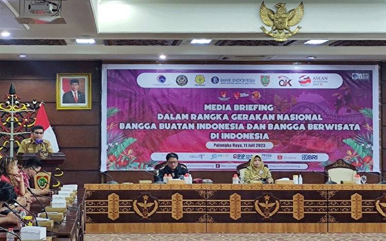 Briefing Kegiatan Bangga Buatan Indonesia (BBI) dan Bangga Berwisata di Indonesia (BBWI) di Aula Eka Hapakat Kantor Gubernur Kalteng, Selasa, 11 Juli 2023. (FOTO: HERMAWAN DP)