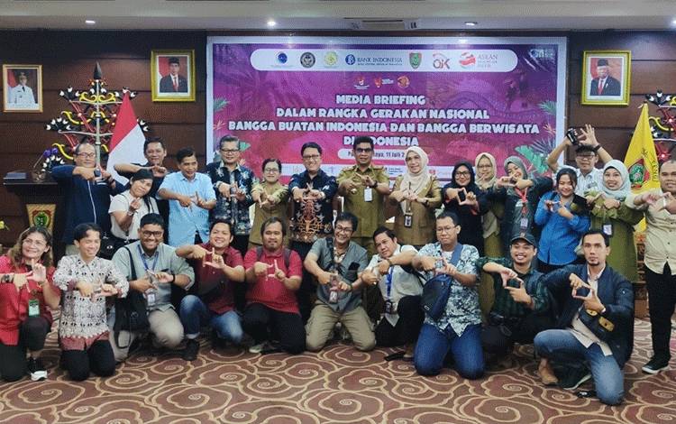 Foto bersama insan media usai kegiatan Media Briefing bersama Diskominfosantik Kalteng, BI serta leading sektor terkait, di Aula Eka Hapakat, Selasa, 11 Juli 2023. (FOTO: HERMAWAN)