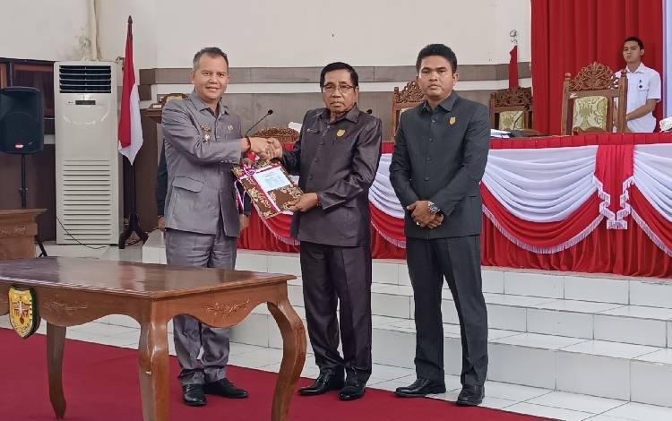 Bupati Gunung Mas Jaya S Monong dan Ketua DPRD Akerman Sahidar usai tanda tangan kesepakatan bersama terhadap raperda tentang Pertanggungjawaban Pelaksanaan APBD 2022, Selasa, 11 Juli 2023. (FOTO: RISKA YULYANA)