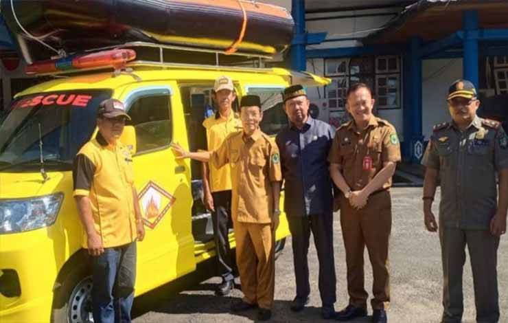 Anggota DPRD Kapuas, Rosihan Anwar (tiga dari kanan) saat hadiri Penyerahan bantuan mobil rescue dari Pemkab kepada Perkumpulan Damkar Mandiri Kapuas. (FOTO: IST)