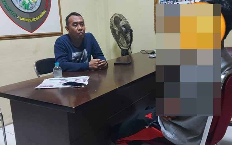 Pelaku AS saat dimintai keterangan oleh Ketua Tim Virtual Police Bidhumas Polda Kalteng Ipda H Shamsuddin. (FOTO: Bidhumas Polda Kalteng)