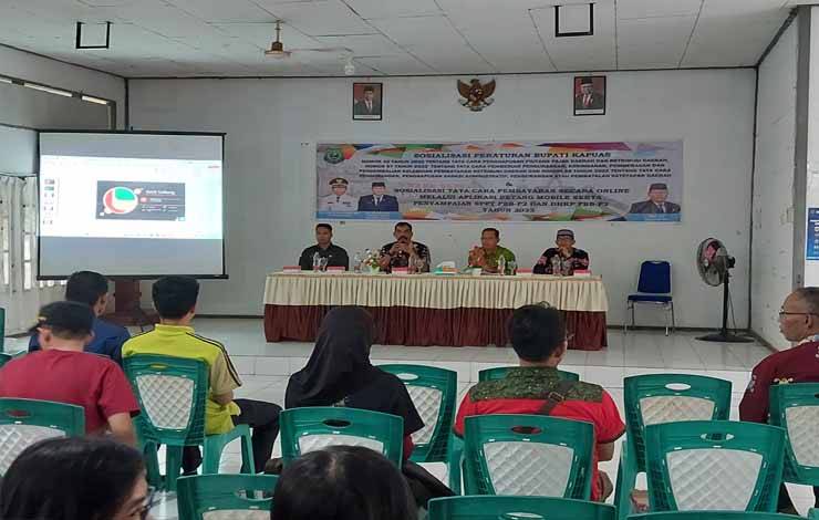 BPPRD Kapuas sosialiasikan sejumlah Perbup dan Sosialisasi cara pembayaran PBB-P2 secara online di Kecamatan Selat, Jumat, 14 Juli 2023. (FOTO: DODI)