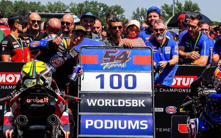 Pebalap Pata Yamaha Prometeon Toprak Razgatlioglu merayakan podium ke-100 sepanjang kariernya di World Superbike (WSBK) dengan berfoto bersama timnya di Sirkuit Imola, Italia, Sabtu (15/7/2023). (ANTARA/HO/WSBK)