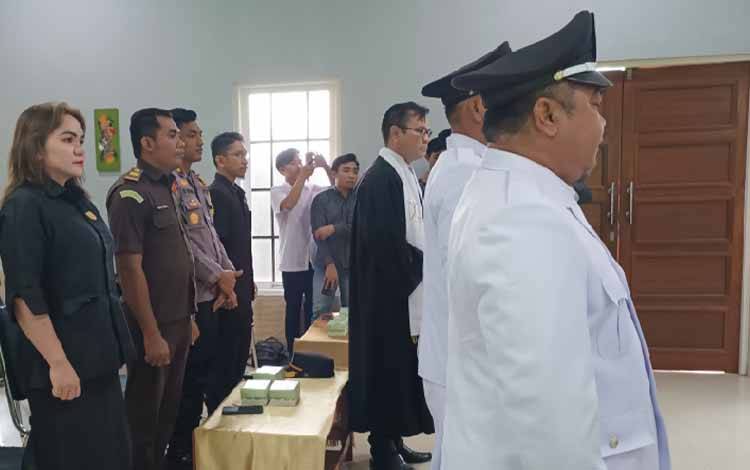 Anggota DPRD Gunung Mas Cici Susilawati (kiri) saat menghadiri pelantikan 3Pejabat Kepala Desa, Selasa, 18 Juli 2023. (FOTO: RISKA YULYANA)?