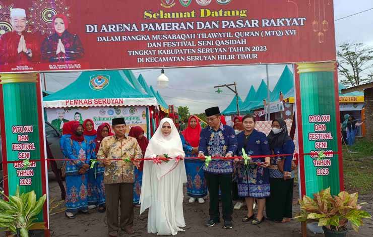 Wakil Bupati Seruyan Iswanti menggunting pita tanda dibukanya Pameran dan Pasar Rakyat dalam rangka Musabaqah Tilawatil Quran (MTQ) dan Festival Seni Qasidah (FSQ) tingkat Kabupaten Seruyan, di Kecamatan Seruyan Hilir Timur (Foto ; FAHRUL)