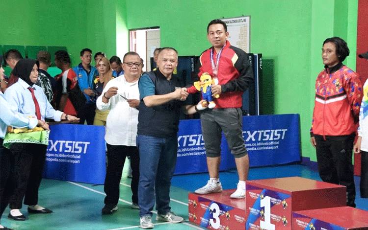 Shaleh Afif Khairullah menerima medali perunggu pada lomba tenis meja kategori putra perorangan. (FOTO: IST)