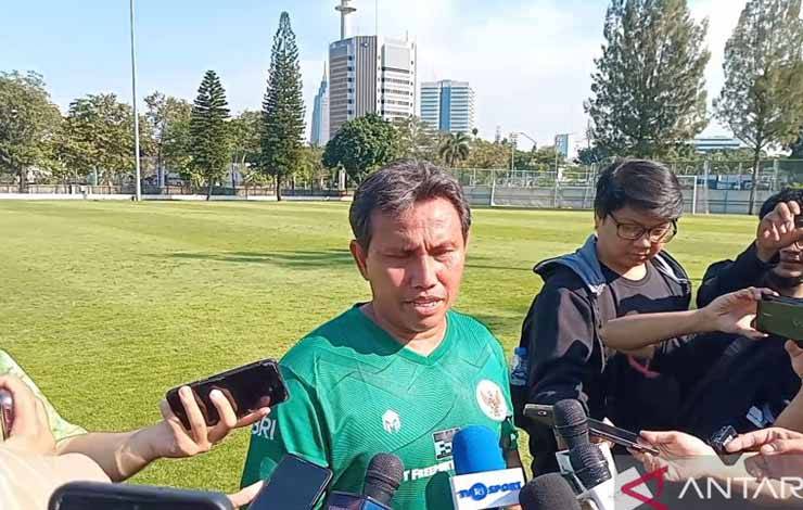 Pelatih timnas U-17 Bima Sakti menjawab pertanyaan para pewarta seusai memimpin latihan tim di Lapangan latihan A Gelora Bung Karno, Jakarta, Kamis (20/7/2023). (ANTARA/RAUF ADIPATI)