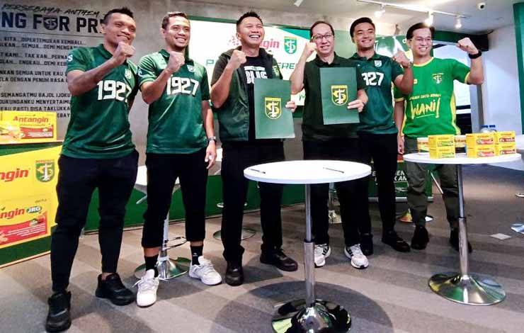 CEO Persebaya Azrul Ananda (ketiga kiri) dan GM Sales & Marketing PT Deltomed Laboratories Susilo Gunadi (ketiga kanan) bersama pemain usai penandatanganan kerja sama di Surabaya, Jumat (21/7/2023). (ANTARA/Naufal Ammar Imaduddin)