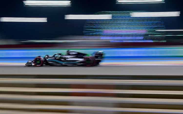 Arsip - Pebalap Mercedes George Russell menjalani kualifikasi Grand Prix Bahrain, Sirkuit Internasional Bahrain, Sakhir. (4/3/2023) (AFP/ANDREJ ISAKOVIC)