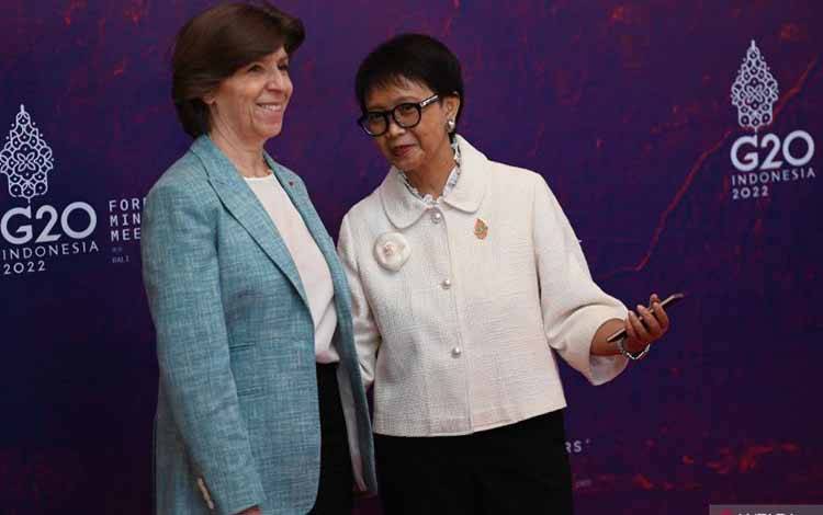 Arsip - Menteri Luar Negeri Retno Marsudi (kanan) berbincang dengan Menteri Luar Negeri Prancis Catherine Colonna setibanya di tempat Pertemuan Menteri Luar Negeri (FMM) G20 di Nusa Dua, Bali, Jumat (8/7/2022). ANTARA FOTO/Nyoman Budhiana/rwa