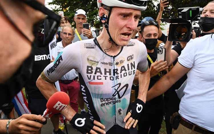 Pebalap tim Bahrain Victorious Matej Mohoric asal Slovenia melakukan selebrasi setelah memenangi etape 19 Tour de France, 173km dari Moirans-en-Montagne ke Poligny, Prancis. (21/7/2023) (AFP/TIM DE WAELE)