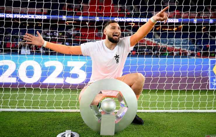 Penjaga gawang Paris St Germain Gianluigi Donnarumma melakukan selebrasi berfoto dengan trophy saat merayakan keberhasilan timnya menjuarai Ligue 1 2022/2023 usai bertanding melawan Clermont dalam laga terakhir Liga Prancis, di Stadion Parc de Princes, Paris, Prancis, Sabtu (4/5/2023). PSG kalah 2-3 dari Clermont dan tetap keluar sebagai juraa Ligue 1 Prancis 2022/2023. ANTARA FOTO/Pool via Reuters-Franck Fife/hp.