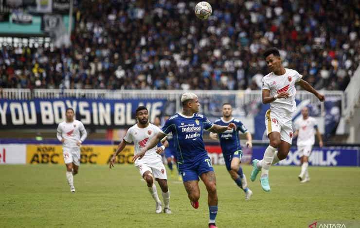 Pesepak bola PSM Makassar Agung Mannan (kanan) menyundul bola dikawal pesepak bola Persib Bandung Ciro Alvez (kiri) dalam lanjutan BRI Liga 1 di Stadion Pakansari, Kabupaten Bogor, Jawa Barat, Selasa (14/2/2023). ANTARA FOTO/Yulius Satria Wijaya/foc. (ANTARA FOTO/YULIUS SATRIA WIJAYA)