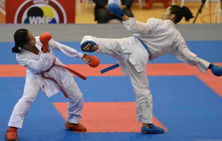 Karateka Indonesia Ceyco Georgia Zefanya (kiri) menghindari serangan karateka Vietnam pada final Kumite Beregu Putri SEA Games 2021 Vietnam di Sports Competition Center, Ninh Binh, Vietnam, Jumat (20/5/2022). ANTARA FOTO/Zabur Karuru/foc. (ANTARA FOTO/ZABUR_KARURU)