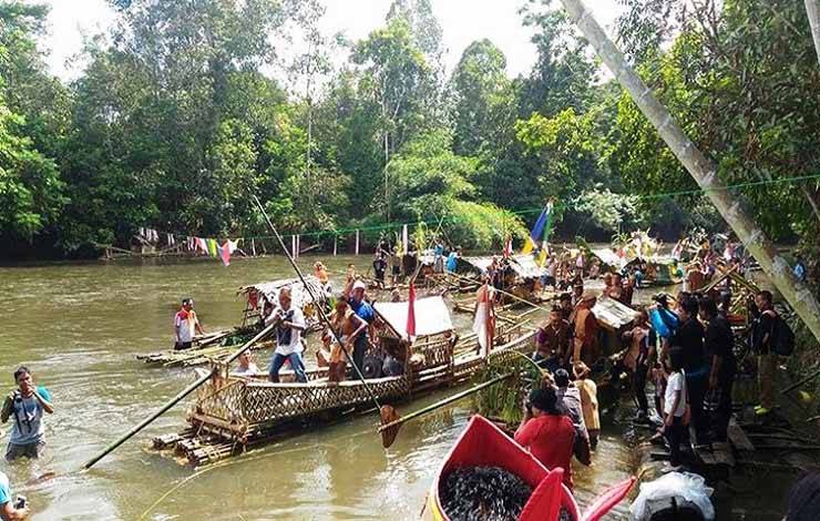 Sejumlah peserta Festival Balayah Lanting tengah bersiap bertualang di Riam Tinggi menggunakan rafting bamboo. (FOTO : HENDI NURFALAH)