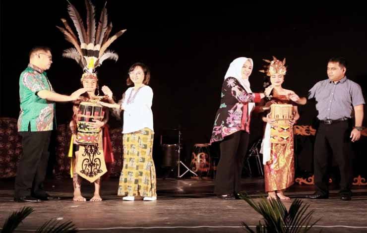 Kepala Disbudpar Kalteng, Adiah Chandra Sari menabuh Katambung pada kegiatan Gelar Seni Budaya. (FOTO: IST)