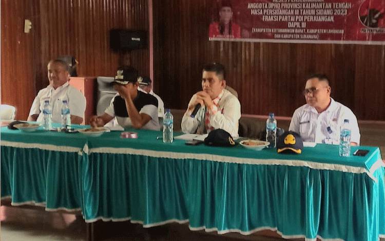 Anggota DPRD Kalteng, Jubair Arifin (dua kanan) ketika melaksanakan reses disalah satu daerah di Kalteng. (FOTO: DOK RESES JUBAIR ARIFIN)