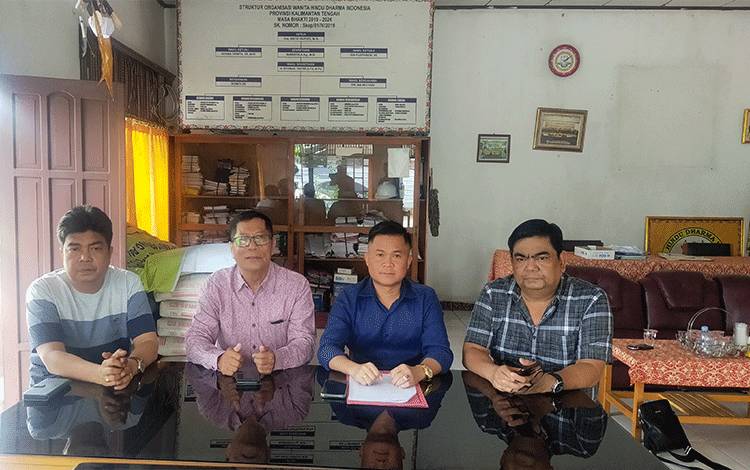 Pengurus MB-AHK Pusat Palangka Raya mencabut pengaduan terhadap seorang oknum Pisor atau pemuka agama Hindu Kaharingan ke Polda Kalteng, Senin, Sore, 24 Juli 2023. (Foto:Apriando)