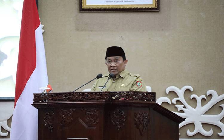 Wakil Gubernur Kalteng H. Edy Pratowo saat membacakan Pidato Gubernur Kalteng di DPRD Kalteng, Senin, 24 Juli 2023. (FOTO: AGUNG)