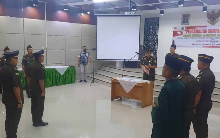 Kajari Palangka Raya Andi Murji Machfud saat pelantikan Kasi Pidsus Dr. Ibrahim Sitompul di aula Kejari, Rabu, 26 Juli 2023. (FOTO: APRIANDO)