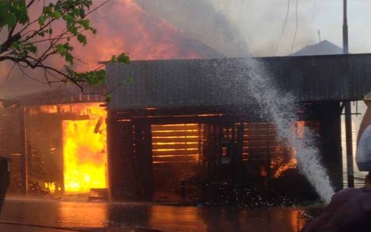 Kebakaran rumah di Kelurahan Selat Hulu, Kecamatan Selat pada Jumat, 28 Juli 2023. (FOTO: IST)