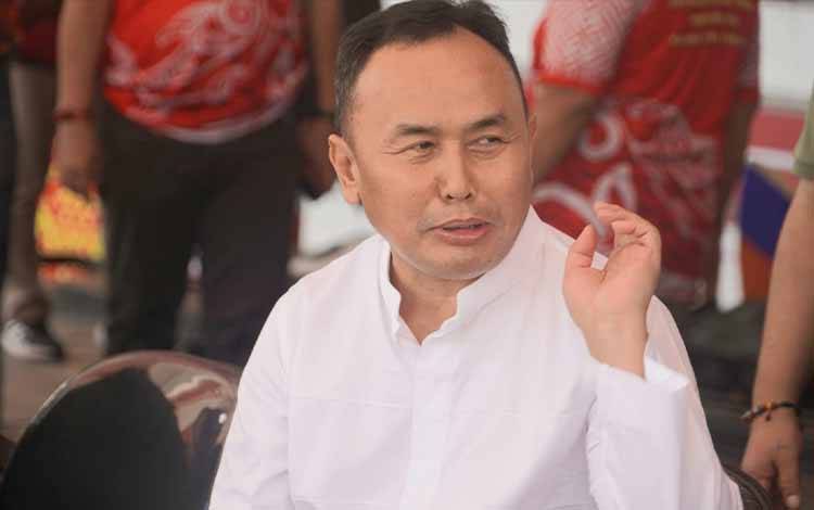 Gubernur Kalteng H. Sugianto Sabran di sela-sela menonton pertandingan sepak bola dalam ajang Porprov Kalteng di Sampit, 28 Juli 2023. (FOTO: RIZALDI)