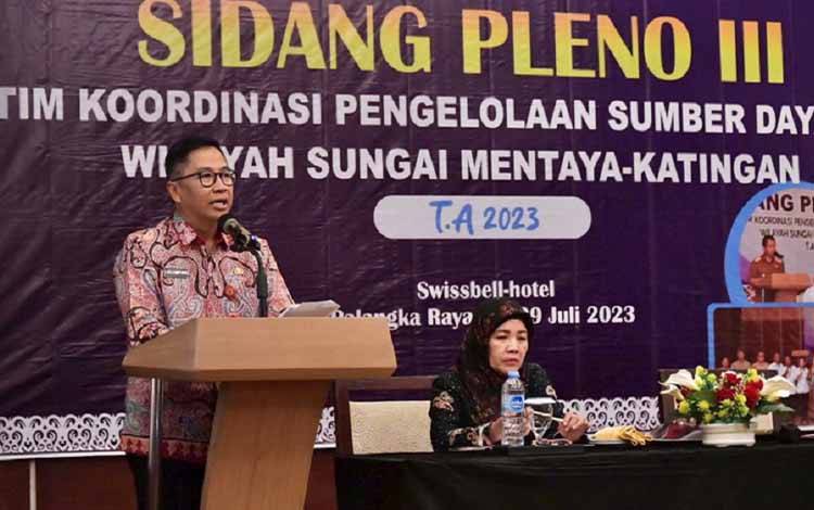 Kepala Bappedalitbang Prov. Kalteng Leonard S. Ampung saat menyampaikan sambutan dalam??Sidang Pleno III TKPSDA 2023 di Palangka Raya. (FOTO: IST)