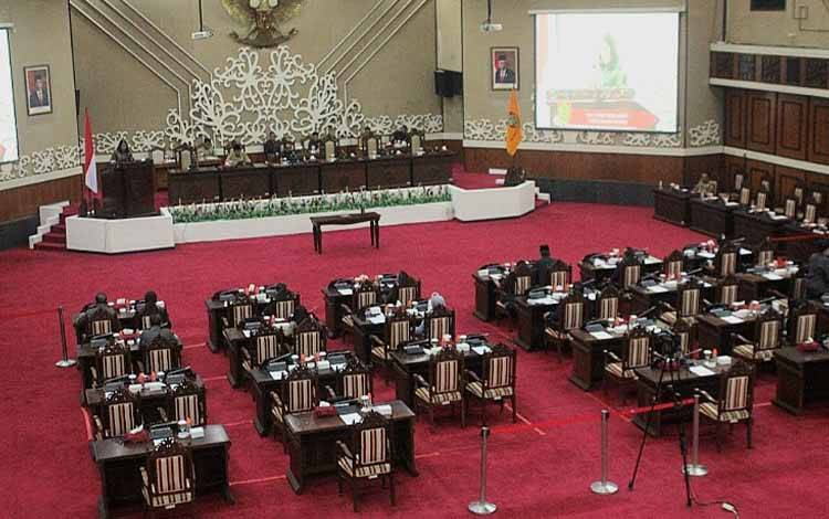 Rapat Paripurna DPRD Kalteng dengan agenda penetapan raperda tentang pertanggungjawaban APBD Kalteng tahun 2022 menjadi perda belum lama ini. (FOTO: DONNY D)