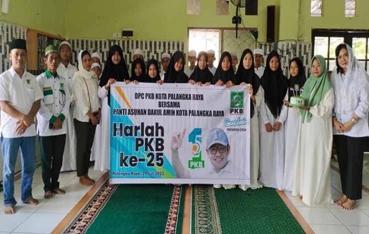 Pengurus DPC PKB Kota Palangka Raya foto bersama dengan anak Panti Asuhan Darul Amin Kota Palangka Raya, Sabtu 29 Juli 2023.