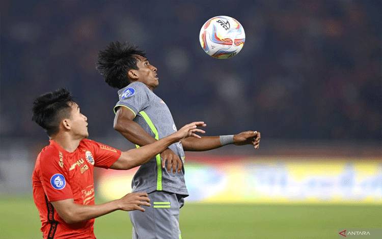 Witan bela Gajos yang dianggap belum tampil maksimalTanggal:31 Jul 2023 01:13Kategori:SepakbolaCetak: Versi CetakKembalipdf iconpdf iconpdf iconJakarta, 31/7 (ANTARA) - Pemain Persija Jakarta Witan Sulaeman membela rekan setimnya Maciej Gajos, yang dinilai banyak pihak belum memperlihatkan penampilan terbaiknya dalam pertandingan Liga 1 Indonesia.Pemain asal Polandia Gajos baru didatangkan Persija pada pertengahan Juli silam dan sejauh ini mantan kapten Lechia Gdansk tersebut telah tiga kali mem