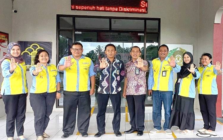 Sejumlah pegawai DP3AP2KB Kabupaten Lamandau melakukan koordinasi ke Balai Pemasyarakaran (Bapas) Kelas II Pangkalan Bun. (FOTO : HENDI NURFALAH