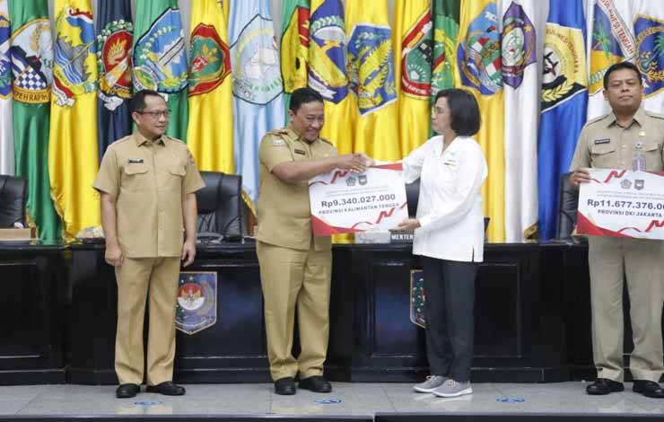 Wakil Gubernur Kalimantan Tengah, Edy Pratowo saat menerima secara simbolis insentif fiskal di Gedung Sasana Bhakti Praja Kementerian Dalam Negeri, Jakarta Pusat, Senin, 31 Juli 2023. (FOTO:ABDAN/TOMI)