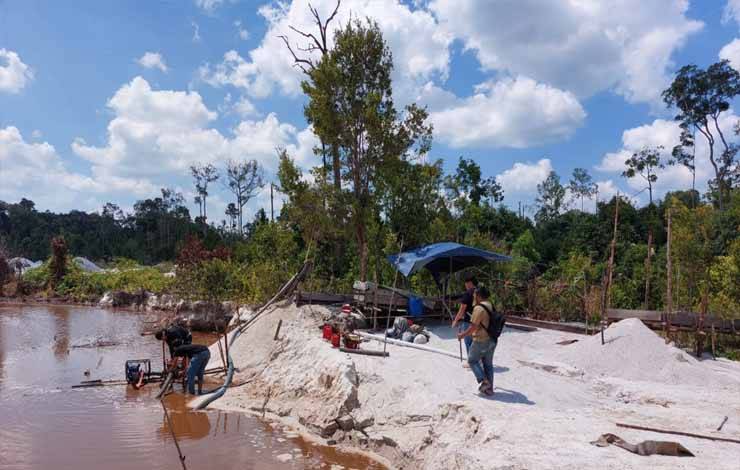 Personel Polres Kapuas saat mengamankan pelaku kasus dugaan pertambangan zirkon tanpa izin di Desa Bukit Batu, Kecamatan Mantangai. (FOTO: IST)