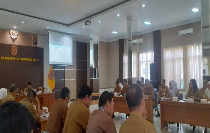 Rapat persiapan peringatan HUT Kobar ke-64 bulan Oktober mendatang dipimpin Pj. Bupati Kobar Budi Santosa yang diwakilkan oleh Plh. Sekda Kobar Juni Gultom, Senin, 31 Juli 2023 (FOTO: NURITA)