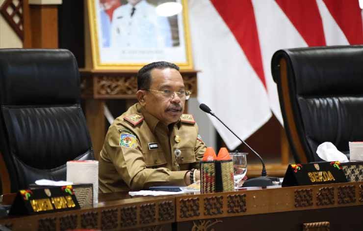 Sekretaris Daerah Provinsi Kalimantan Tengah (Sekda Kalteng) H. Nuryakin mengikuti Rapat Koordinasi (Rakor) Pengendalian Inflasi Daerah sekaligus Penyerahan Insentif Fiskal Kinerja Pengendalian Inflasi Daerah Periode I, secara virtual dari Aula Jayang Tingang, Senin, 31 Juli 2023. (FOTO:ABDAN)
