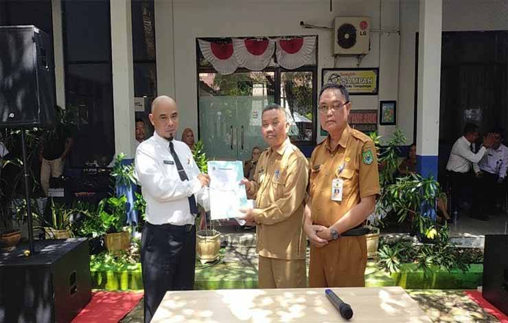 Kepala Disdik Kapuas, Aswan saat penunjukan Plt Sekretaris Disdik. (FOTO: IST)