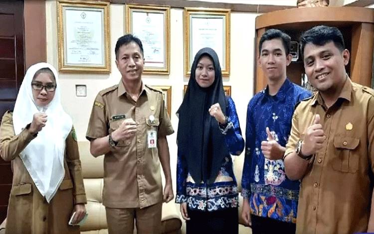 Sekda Barito Utara, Drs Muhlis didampingi Kadis Budparpora Hj Annisa Cahyawati dan Pamong Budaya ahli muda Puspo Pristiwantoro saat melepas dua pelajar atas nama Alya Zaskia pemenang suara alto siswi dari MAN Barito Utara, Margonius Wijayanto pemenang suara Bass siswa SMAN 1 Muara Teweh untuk mengikuti paduan suara Gita Bahana Nusantara di Istana Negara. (Foto: Dhani)?