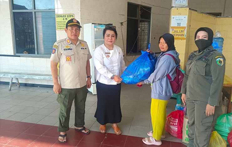 Lurah Langkai Sriwanti didampingi Kabid Linmas Satpol PP Kota Palangka Raya H M Irwan saat menerima bantuan dari warga (Foto : Pathur)