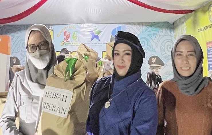 Wakil Wali Kota Palangka Raya, Umi Mastikah mengunjungi stand UKM saat event Palangka Raya Fair. (FOTO: HUMAS)