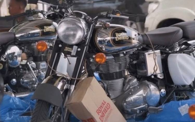 Tangkapan layar sepeda motor gede (moge) di Tempat Penimbunan Pabean (TPP) Layanan Lancar Lintas Logistindo Marunda, Cilincing, Jakarta Utara pada Rabu (2/8/2023). ANTARA/Instagram/ditjenkn/Abdu Faisal
