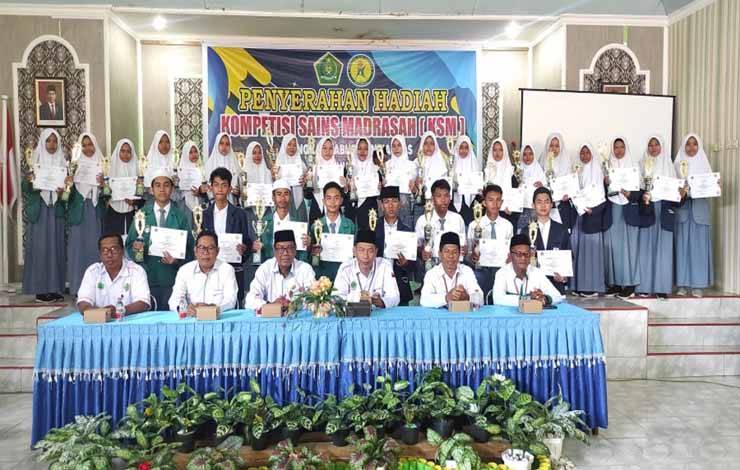 Jajaran Kemenag Kapuas bersama peserta didik raih juara di ajang KSM tingkat kabupaten tahun 2023. (FOTO: IST)