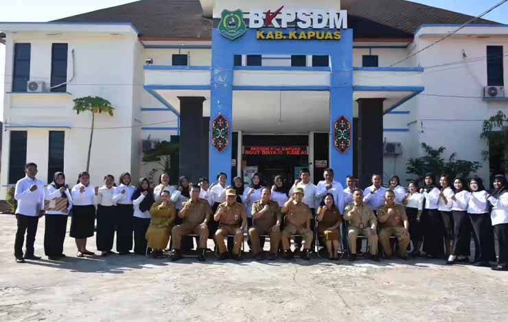 Plt Bupati Kapuas HM Nafiah Ibnor bersama para tenaga PPPK yang baru terima SK. (FOTO: IST)