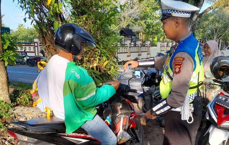 Anggota Satlantas Polresta Palangka Raya saat memberikan edukasi kepada pengendara motor di Jalan Diponegoro (Foto : Satlantas Polresta Palangka Raya)