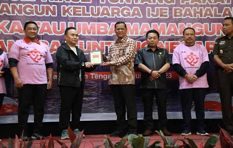 Gubernur Kalteng H. Sugianto Sabran saat menerima cinderamata dari Deputi Bidang Pendidikan dan Peran Serta Masyarakat KPK Wawan Wardiana di Swissbell Hotel Danum Palangka Raya, Jumat, 4 Agustus 2023. (FOTO:FERY)